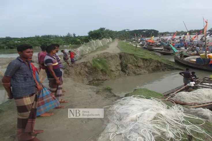 ভাঙনের-মুখে-মনপুরার-বেড়িবাঁধ