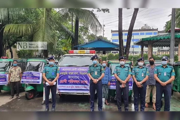 নিম্নবিত্ত রোগীদের পাশে অ্যাম্বুলেন্স ও অটোরিকশা নিয়ে পুলিশ 