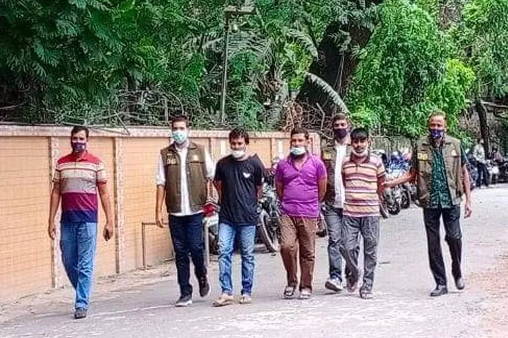 চুক্তিতে গুলি করে পালায় তারা দুর্গম অঞ্চলে