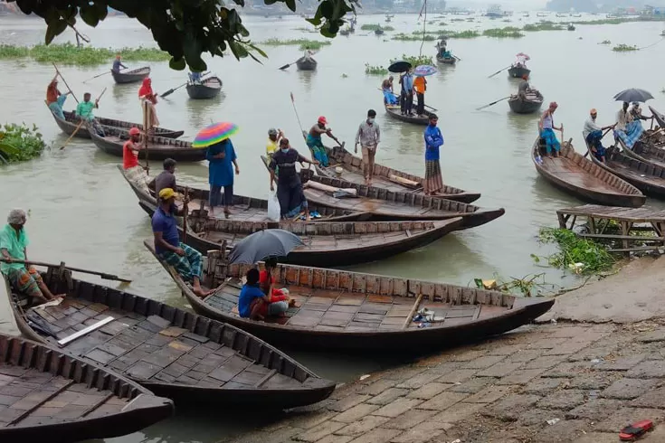 সাত-হাজার-টাকায়-নৌকা-ভাড়া-করে-মানিকগঞ্জ-থেকে-ঢাকায়