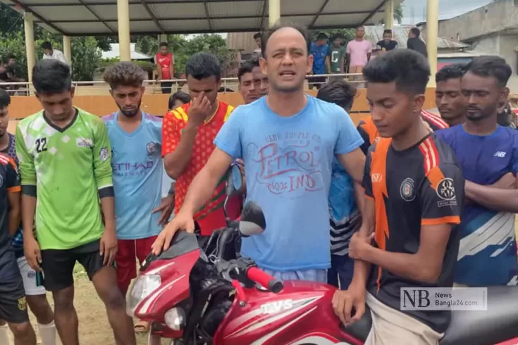 উঠতি ফুটবলারকে ব্যারিস্টার সুমনের বাইক উপহার