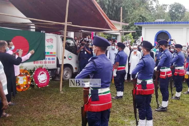 বাবা-মায়ের কবরের পাশে শায়িত আলী আশরাফ