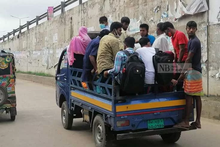 পণ্যের গাড়ি আনছে শ্রমিক