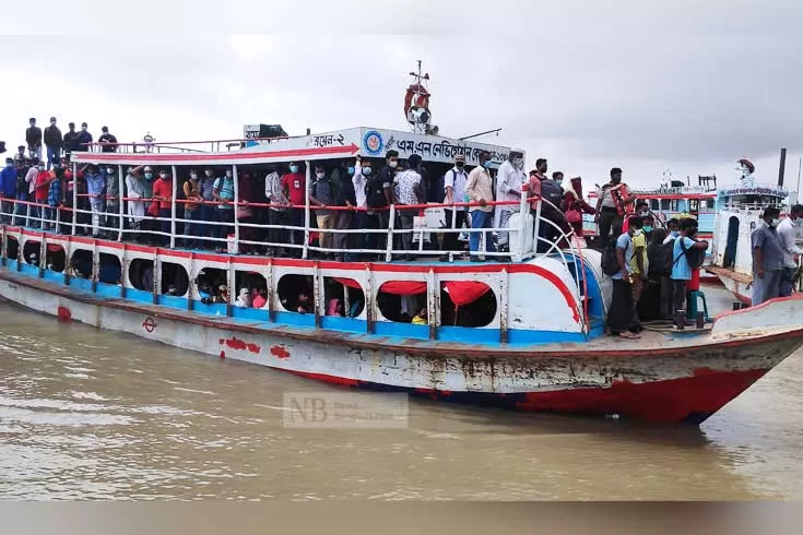 ধারণক্ষমতার-বেশি-যাত্রী-নিয়ে-পদ্মা-পাড়ি-দিচ্ছে-লঞ্চ