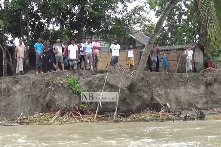 ১০-গ্রামে-পদ্মার-ভাঙন-শতাধিক-পরিবার-নিঃস্ব