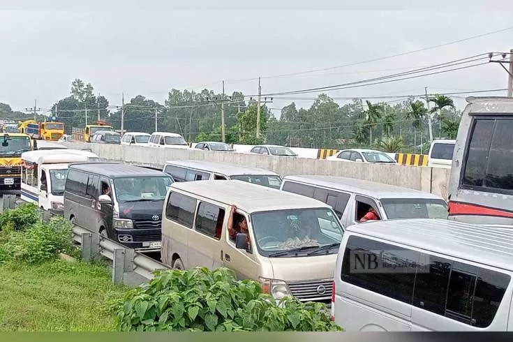 বঙ্গবন্ধু সেতু থেকে ঢাকামুখী সড়কে ধীরগতি