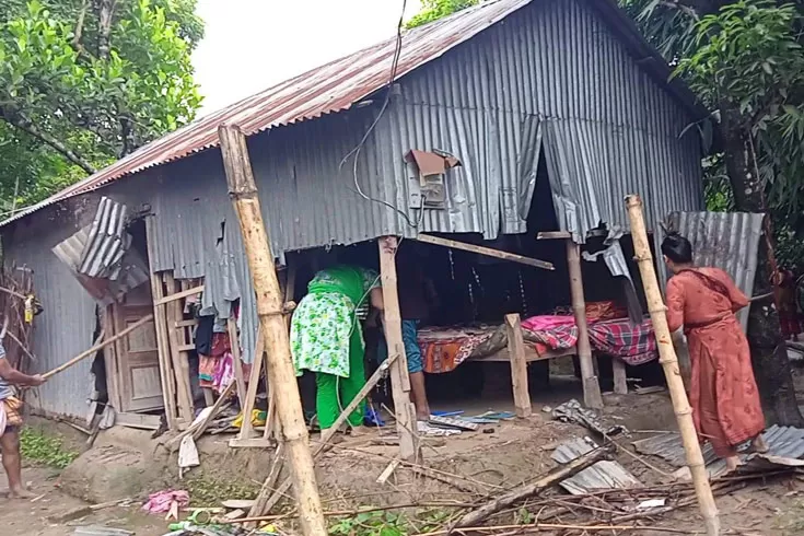 দিনমজুরের ঘর ভেঙে বসতভিটা দখলের চেষ্টা