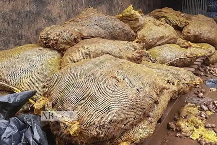 খাতুনগঞ্জে ক্রেতা নেই, পচে যাচ্ছে পণ্য