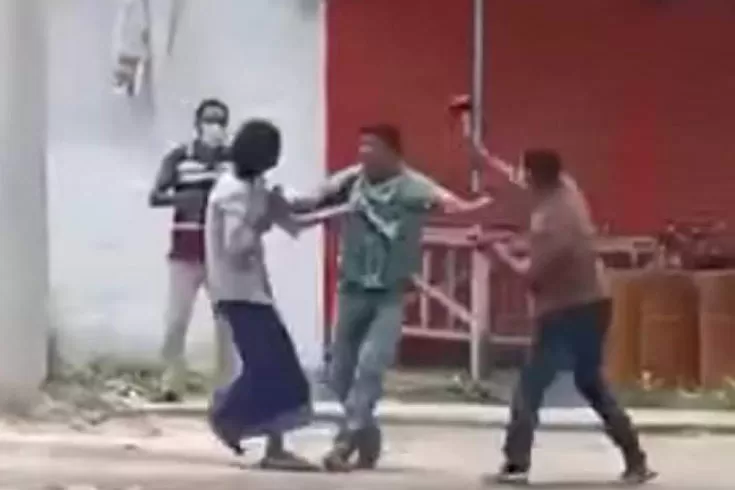 ঠিকাদারকে-প্রকাশ্যে-হাতুড়িপেটা
