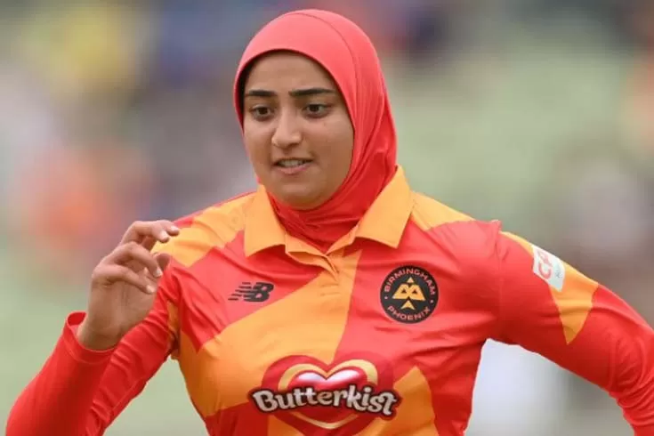 হিজাব পরে ক্রিকেটের মাঠে