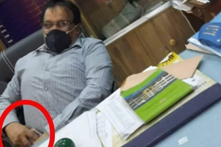 ঘুষ নেয়ার ছবি ভাইরাল, প্রকৌশলী বদলি 
