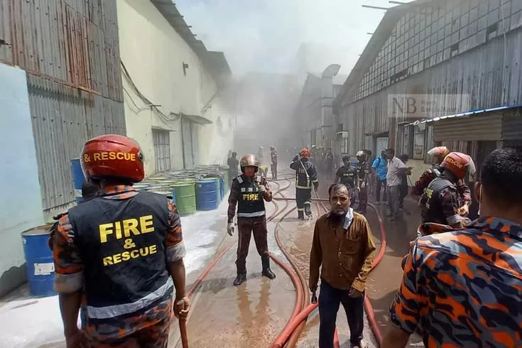 ২ ঘণ্টা পর নিয়ন্ত্রণে রূপগঞ্জের কারখানার আগুন