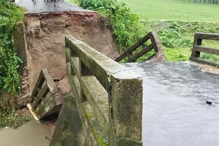 সেতু ভেঙে দুর্ভোগে ৫০ হাজার মানুষ