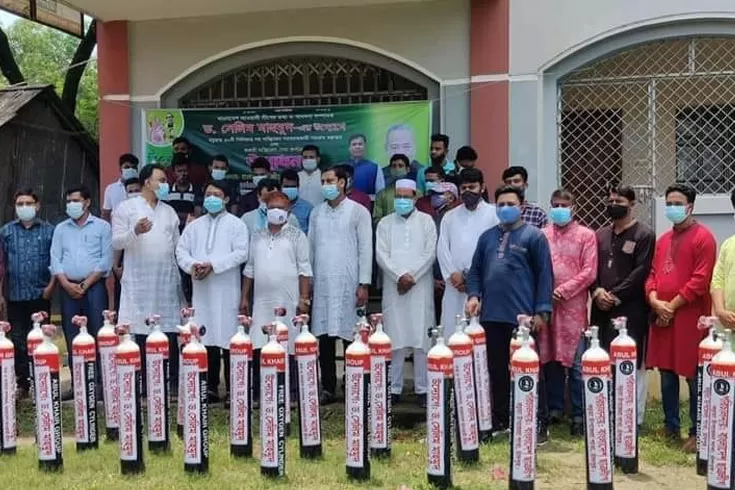 কচুয়ায়-৫১টি-অক্সিজেন-সিলিন্ডার-দিলেন-সেলিম