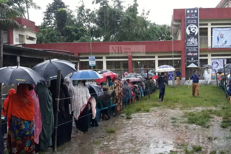 টিকা কেন্দ্রে ‘ভোটের লাইন’