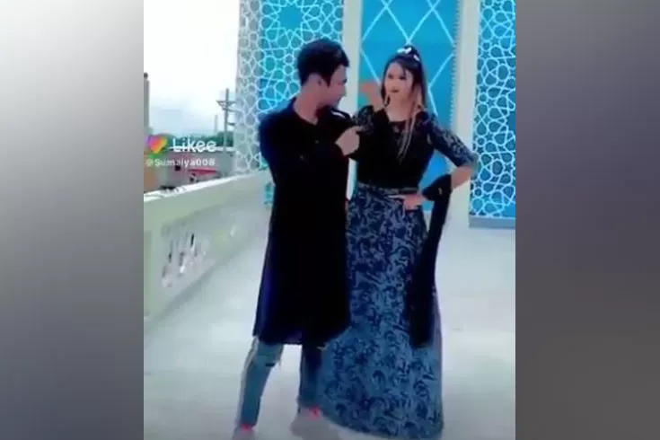 মডেল-মসজিদে-হিন্দি-গানে-লাইকি-ভিডিও
