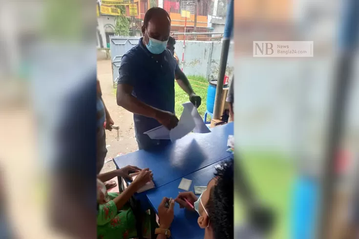 টিকাকেন্দ্রে স্বেচ্ছাসেবক-কাউন্সিলরের বাগ্‌বিতণ্ডা