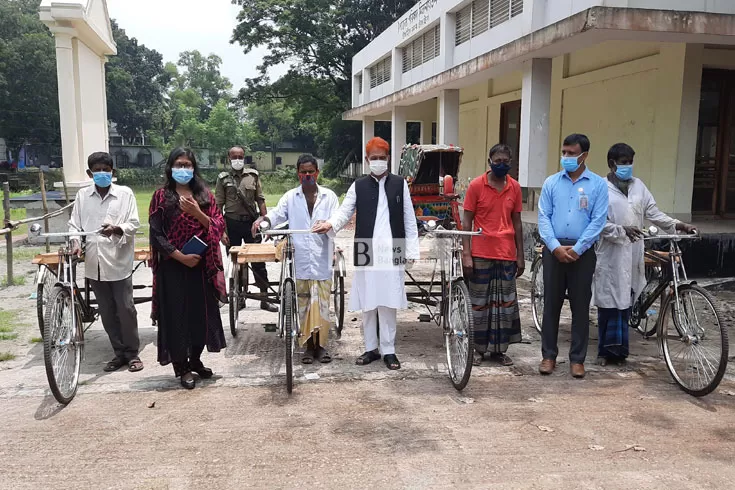 আশ্রয়ণের ৪ পুরুষ পেলেন ভ্যান