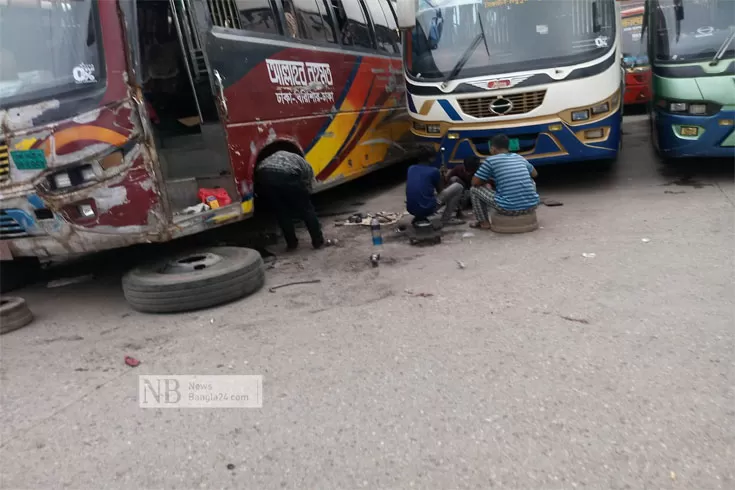 মেরামতে ব্যস্ত পরিবহন শ্রমিক-মিস্ত্রিরা