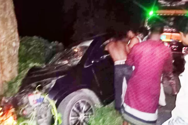 নিয়ন্ত্রণ-হারিয়ে-গাছে-গাড়ির-ধাক্কা-ব্যবসায়ী-নিহত