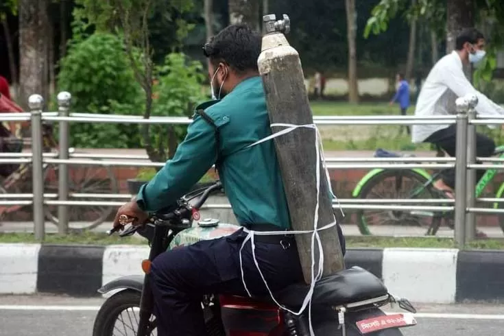 করোনার শুরু থেকে মানুষের পাশে সেই পুলিশ সদস্য