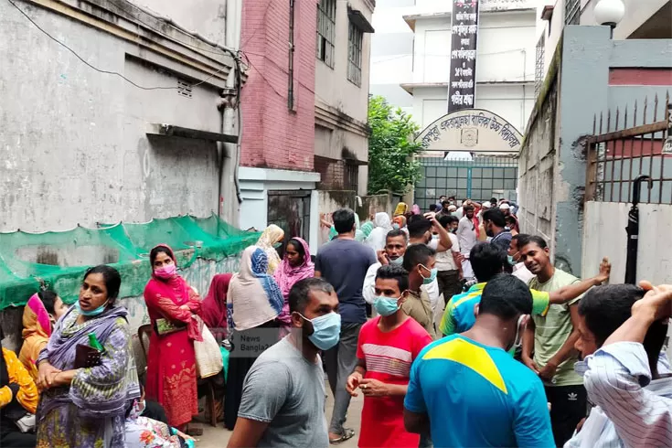 মডার্নার-টিকা-পেতে-রাত-থেকে-কেন্দ্রে-লাইন