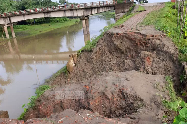 কালভার্ট ভেঙে ভোগান্তিতে ৪ গ্রামের মানুষ
