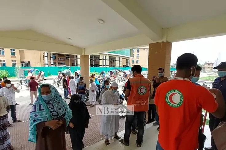 ৫ মিনিটে বৃদ্ধাকে দুবার টিকা

 