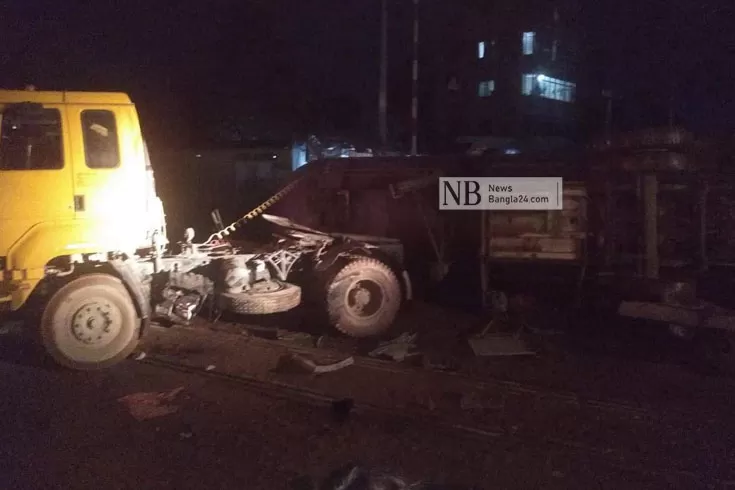 গাজীপুরে-লরিতে-ট্রেনের-ধাক্কা-দুই-রুটে-বন্ধ-
ট্রেন