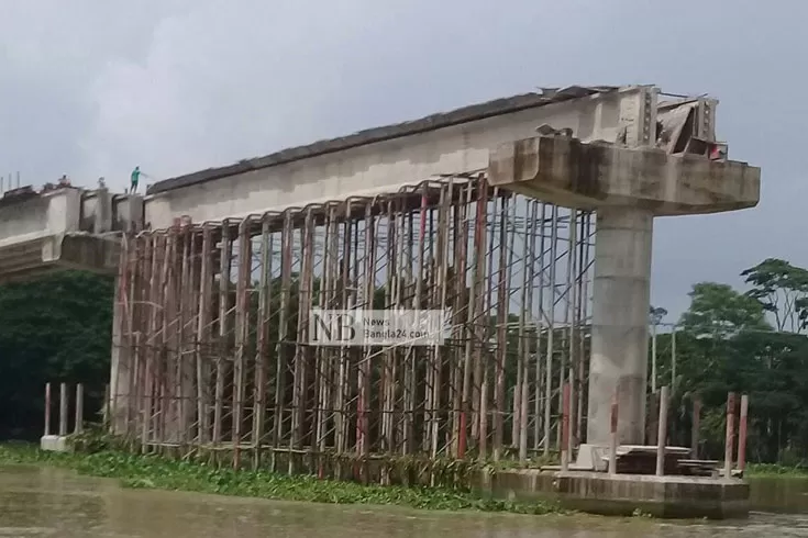 নদীতে ৫০ কোটি টাকায় নির্মাণাধীন সেতুর গার্ডার
