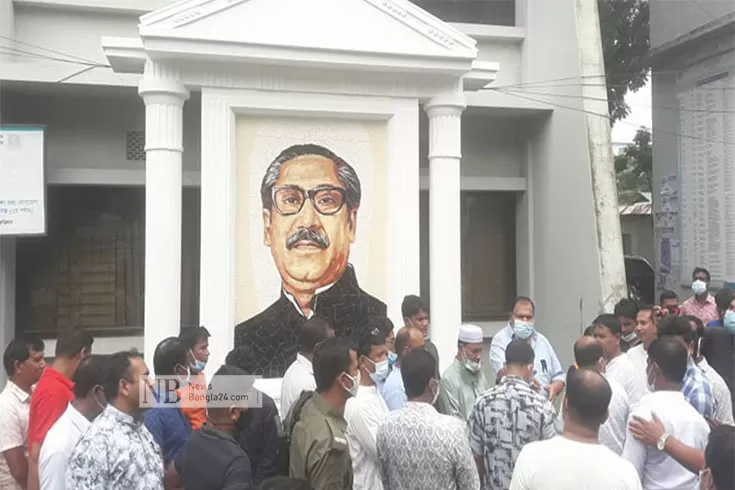 বঙ্গবন্ধুর ম্যুরালের ফলকে ঠিকাদারের নাম