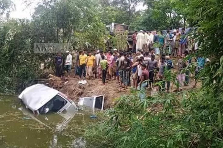 চকরিয়ায়-মাইক্রোবাস-খাদে-নিহত-বেড়ে-৭