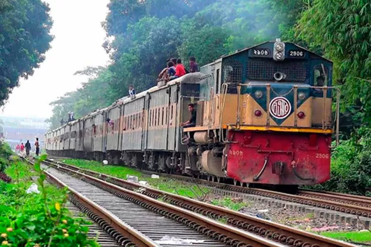 ট্রেনে ‘কমান্ডো স্টাইলে’ ছিনতাই, গবেষকের ফেসবুক বেহাত