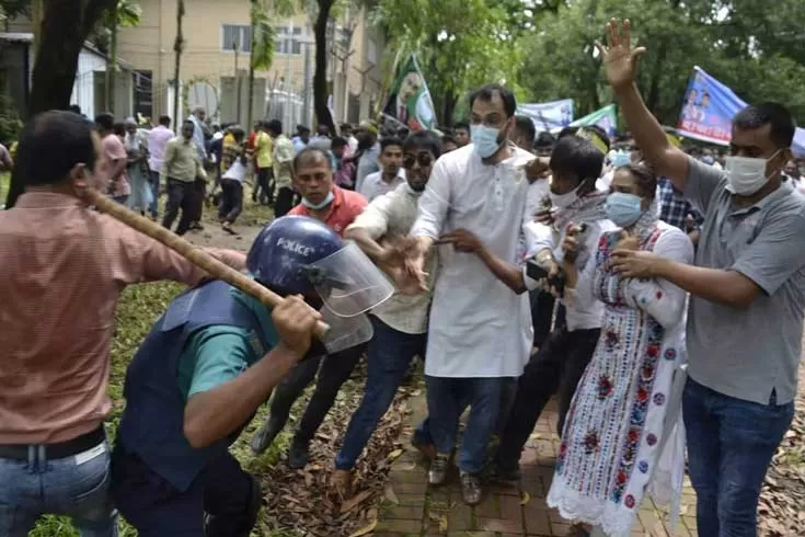 বিএনপিকর্মীদের-ইট-পাটকেলে-আহত-ডিসি-এডিসি-ওসি