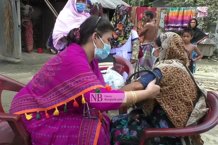 অন্তঃসত্ত্বাদের বাড়ি গিয়ে চিকিৎসা দিচ্ছেন ‘গরিবের ডাক্তার’