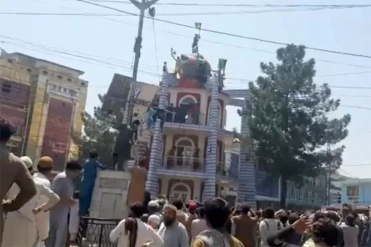 তালেবানের পতাকা নামাল বিক্ষুব্ধ আফগান, গুলিতে নিহত ৩