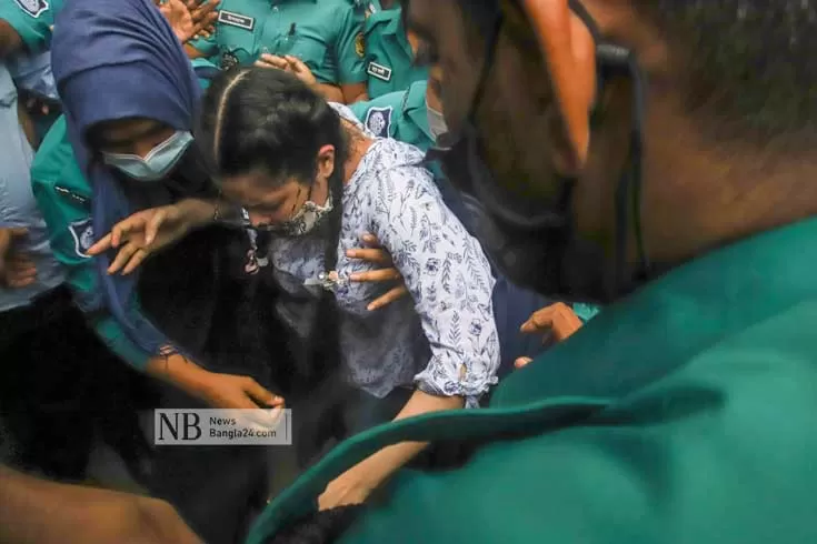 ধাক্কাধাক্কিতে-পড়ে-গেলেন-পরীমনি