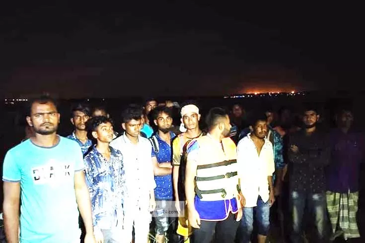 নৌকার ইঞ্জিন বিকল, পদ্মায় ভাসছিল ৪৫ শিশুকিশোর