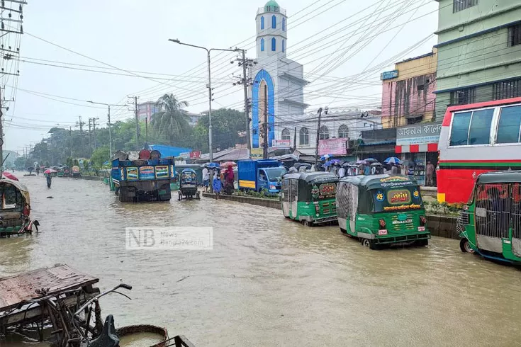 মাঝারি বৃষ্টিতে ফের ডুবল বন্দরনগরী 