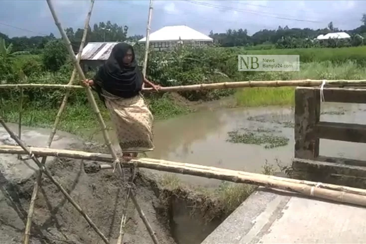 সংস্কার-হয়নি-সংযোগ-সড়ক-সাঁকো-বেয়ে-উঠতে-হয়-ব্রিজে