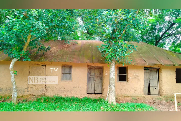 অর্ধশতাব্দীর মাটির স্কুল