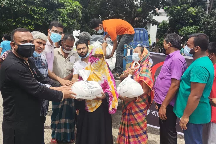 ধানমন্ডি-৩২-নম্বরে-বিএসইসির-খাদ্যসামগ্রী-বিতরণ