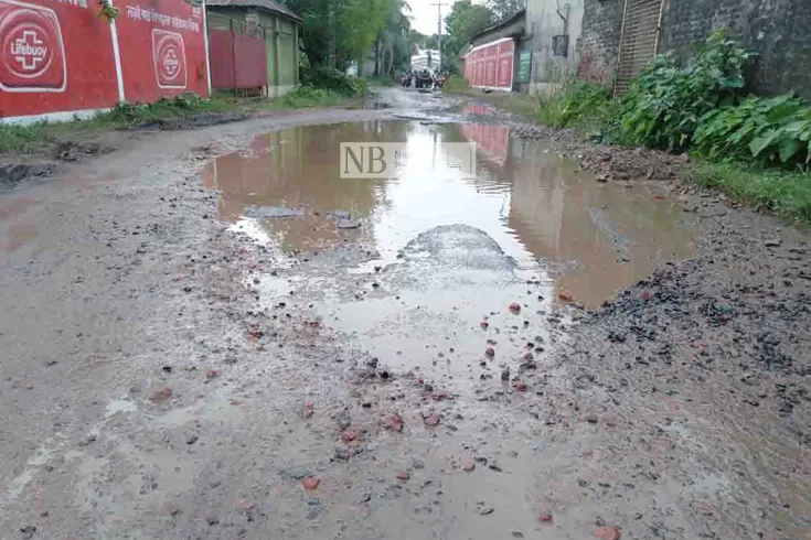 নওগাঁর হাঁপানিয়া-মাতাজি সড়ক বেহাল, দুর্ভোগ চরমে