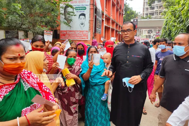 যুবলীগের-ত্রাণ-বিতরণ-নিয়ে-বিতর্ক