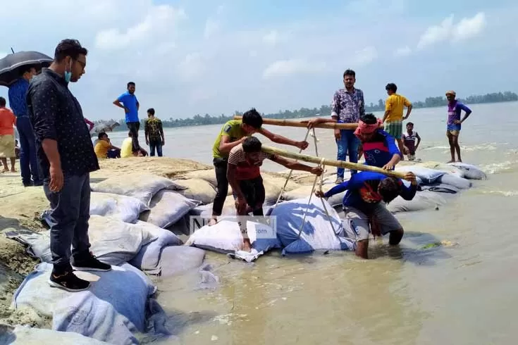 ভাঙছে-তিস্তা-ছুটছে-মানুষ