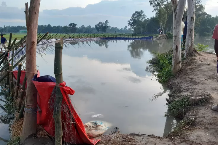 বাঁশ-খড়-ত্রিপলে-ফসল-রক্ষার-চেষ্টা-গ্রামবাসীর-