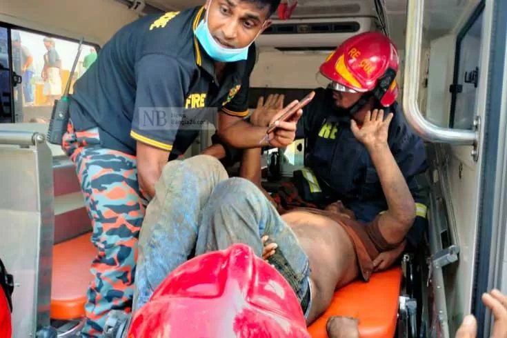 দেড় ঘণ্টা পর ক্রেনের নিচে থেকে উদ্ধার রিকশাযাত্রী