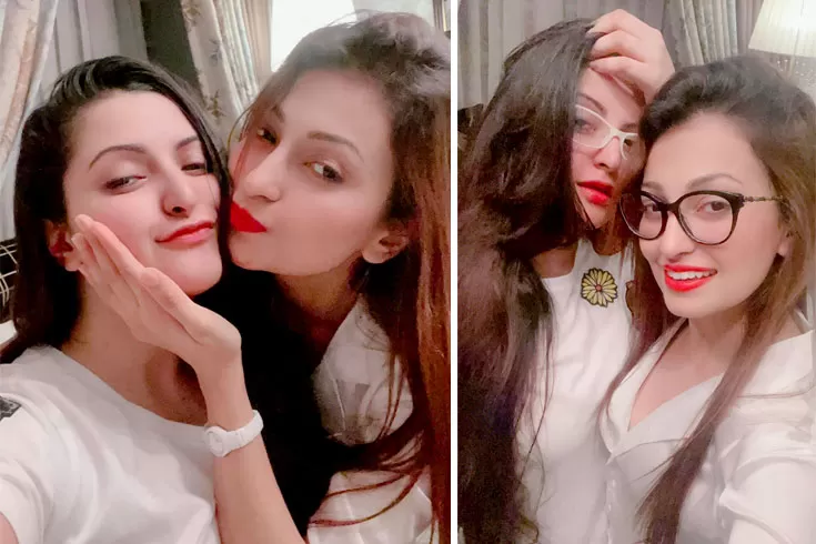 হাসি ফুটেছে পরীমনির মুখে