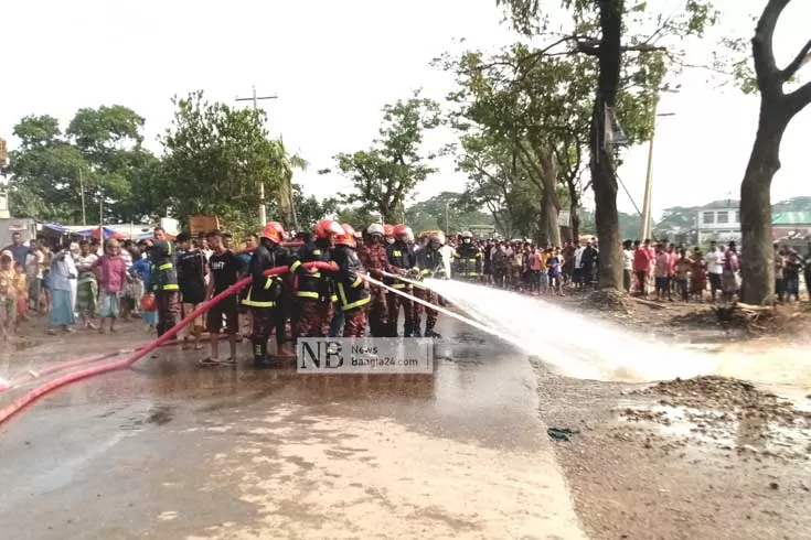 সড়কে গ্যাস লাইন বিস্ফোরণে দুই জন দগ্ধ
