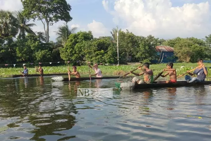 চাওচা-বিলে-ডোঙ্গা-বাইচে-মানুষের-ঢল